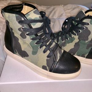 ARMY MID TOPS NEVER WORN